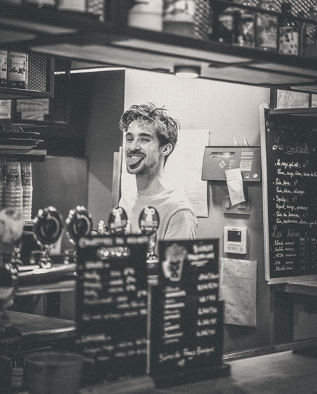 On recrute un.e serveur.euse/barman.aid